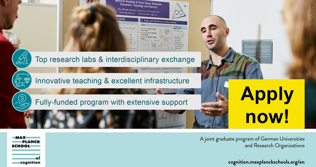 Eine Person erklärt eine wissenschaftliche Studie vor einer Posterwand.