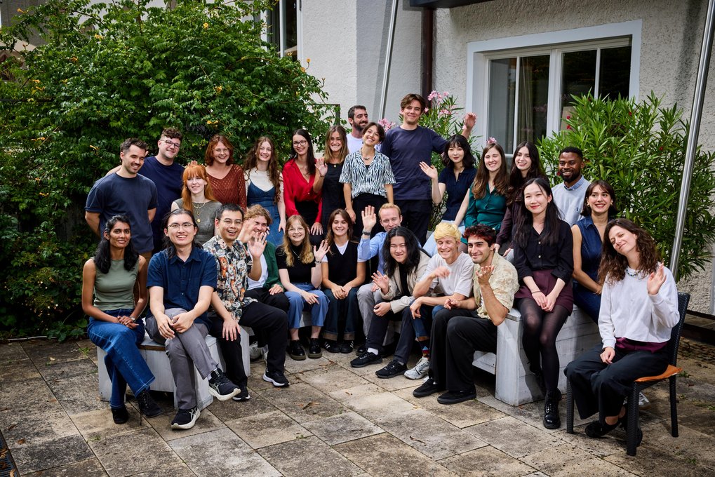 Eine große Gruppe von Menschen posiert für ein Foto im Freien.