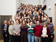 Viele Menschen posieren auf einer Treppe.